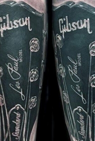手臂写实的黑白字母吉他纹身图案