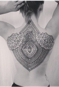 女生背部规模的印度教风格饰品纹身图案