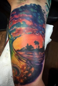 手臂壮丽的七彩浪花纹身图案