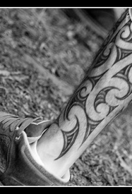 小腿美丽的卷曲图腾纹身图案