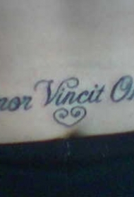 腰部心形与拉丁文字母纹身图案