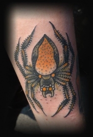 手臂上的黄色蜘蛛纹身图案