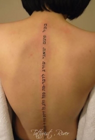 优雅的黑色希伯来文字背部纹身图案