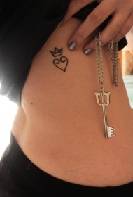 侧肋美丽的心形和皇冠纹身图案