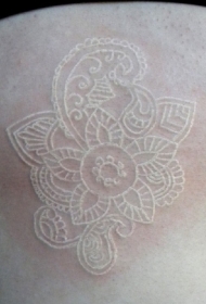 可爱的白色隐形梵花纹身图案
