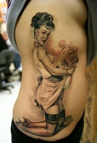 美丽的性感女孩侧肋纹身图案