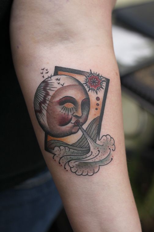 手臂老派风格的彩色有趣太阳纹身图案