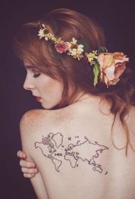 世界地图轮廓的黑色简约背部纹身图案