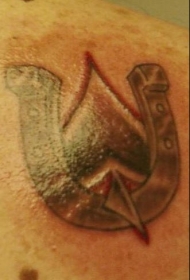肩部棕色黑桃与马蹄铁纹身图片