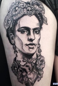 腿部黑色雕刻风格的女人肖像与人心脏纹身