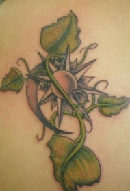 背部有太阳月亮符号的绿色藤蔓纹身