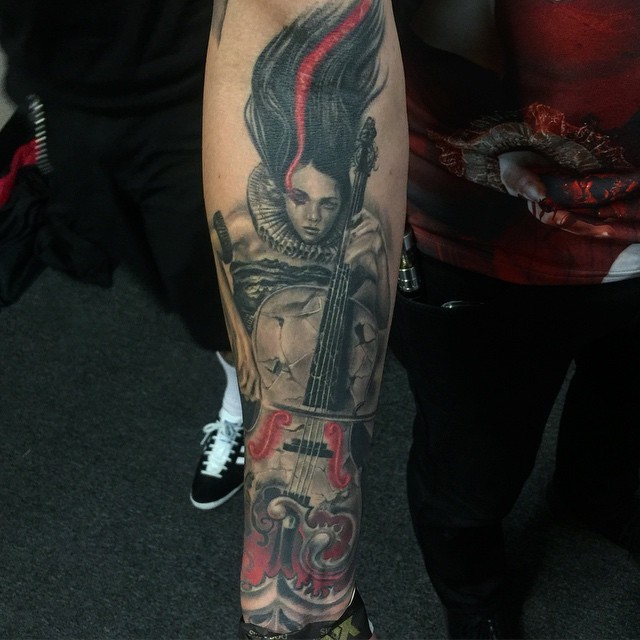 手臂新风格的彩色女音乐家纹身图案
