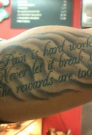 三排漂亮的黑色字母手臂纹身图案