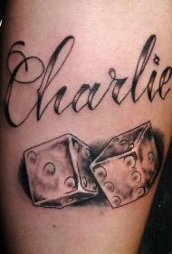手臂上字母与骰子纹身图案