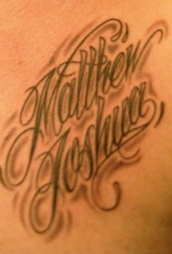 肩部灰色孩子名字字母纹身图案