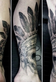 小腿黑色雕刻风格骷髅与羽毛纹身图案