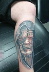 男生小腿上黑灰点刺技巧抽象线条人物肖像纹身图片