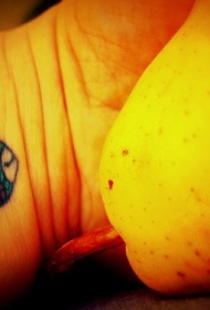 手腕彩色可爱的小鱼纹身图案