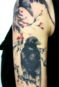 肩部巨大的乌鸦彩色和树纹身图案