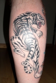 腿部黑白条纹白虎纹身图案