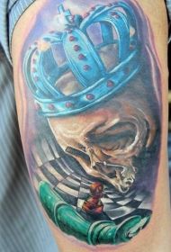 彩色骷髅和蓝色皇冠纹身图案