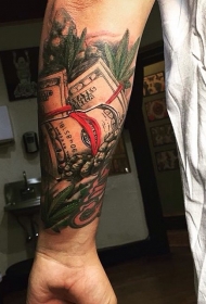 手臂逼真漂亮的彩色美元卷纹身图案