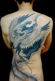 男人背部很酷的凤凰纹身图案