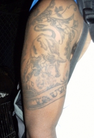 金牛座与花藤大臂纹身图案