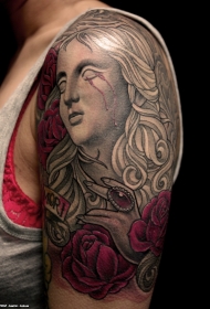 肩部彩色血腥撕裂小丑雕像纹身图案