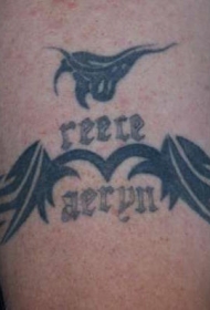 手臂上的部落图腾和字母纹身图案