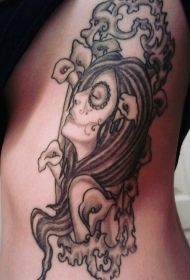 侧肋黑灰女郎与花朵纹身图案