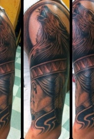 肩部逼真的印度女人与半套狼纹身图片