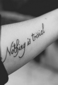 手臂黑色的字母小清新纹身图案