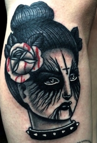 腿部老派风格的彩色女人与玫瑰纹身