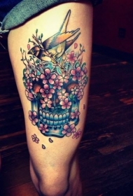 大腿现代风格彩色骷髅花朵小鸟纹身图案