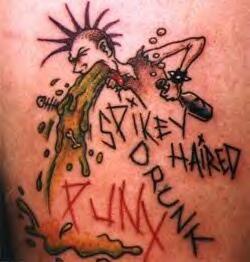 肩部彩色朋克字母纹身图案