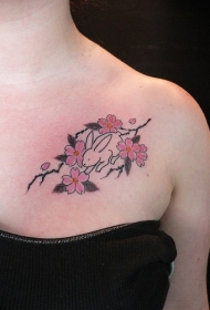 肩部可爱兔子和樱花树纹身图案
