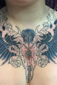 胸部鹿头骨与珠宝和乌鸦纹身图案