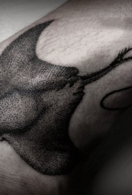 手腕黑色点刺华丽射线鳐鱼纹身图案