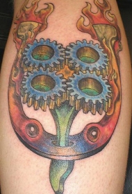 腿部彩色马蹄铁与钢筋纹身图案