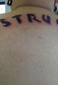 背部黑色的双层字母纹身图案