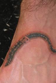 黑色和红色逼真虫脚背纹身图案