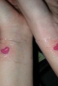 情侣手腕彩色爱心纹身图案