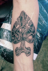 手臂小小的黑色黑桃骷髅骨骼纹身图案