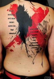 背部红色和黑色泼墨十字形和字母纹身图案
