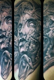 黑灰破碎的美杜莎头像纹身图案