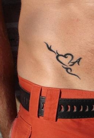 腰部黑色部落心形纹身图案