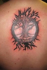 背部黑色的树纹身图案