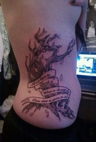 腰侧彩色孤独的树与字母纹身图片