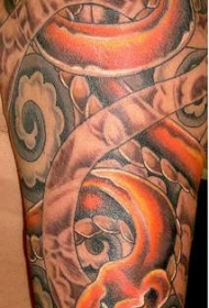 手臂彩色云中的蛇纹身图案